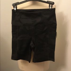 NWT Yogalicious hi rise shorts Size S.